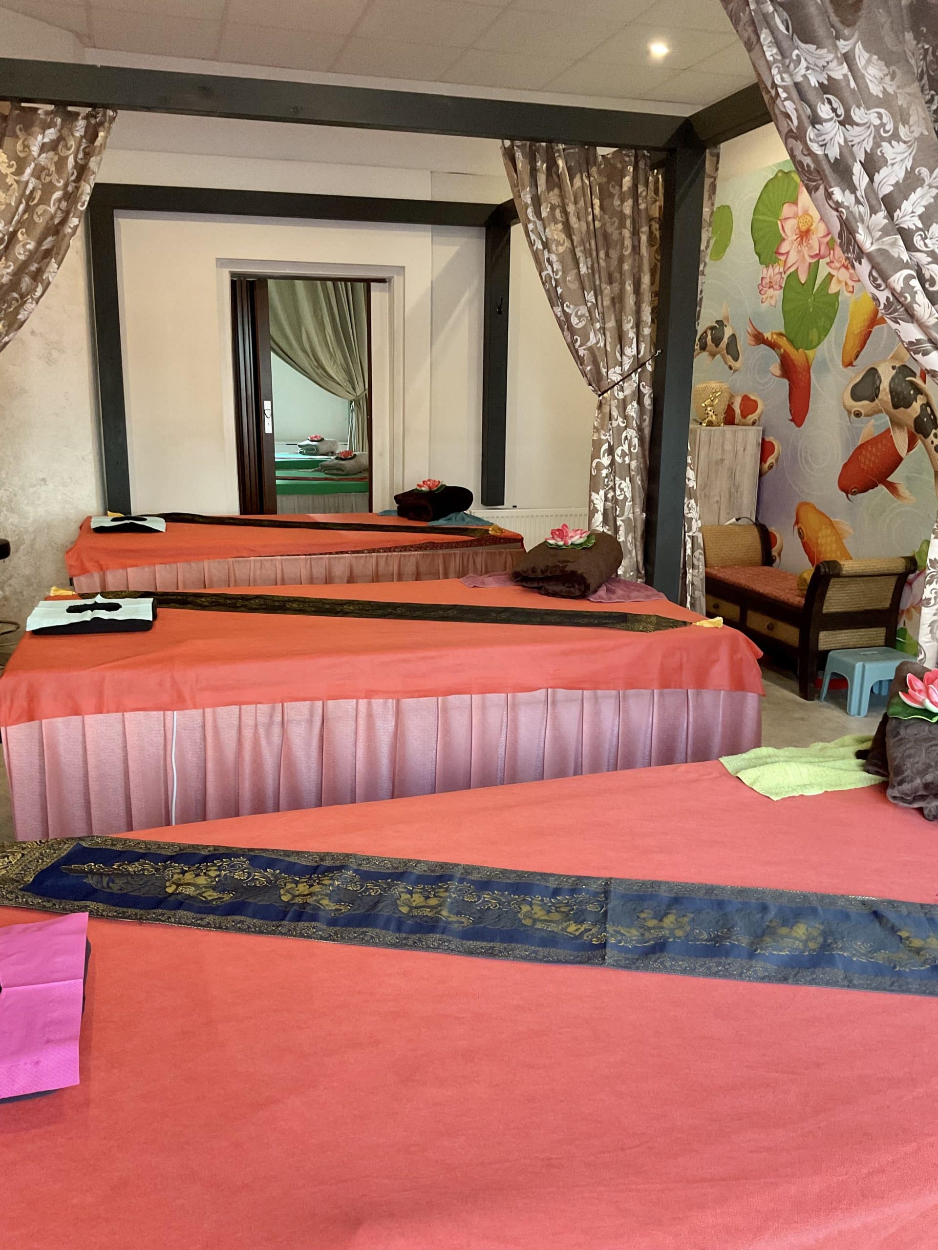 Behandlungsraum bei Melada in Hamm mit traditionellen Thai-Matten